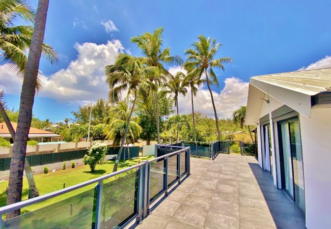 Magnifique terrasse donnant sur un jardin tropical