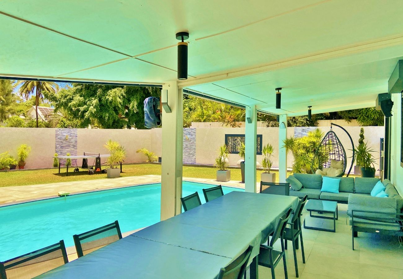 Villa avec terrasse face à la piscine