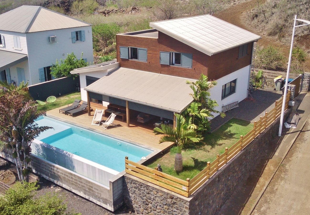 La villa Vert Céladon est une location saisonnière avec piscine