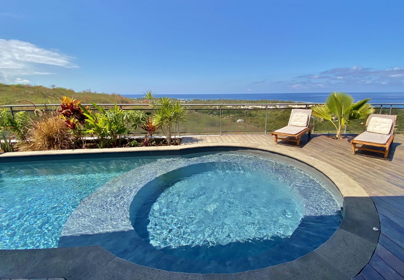 Une piscine avec jacuzzi à la villa Ravenala