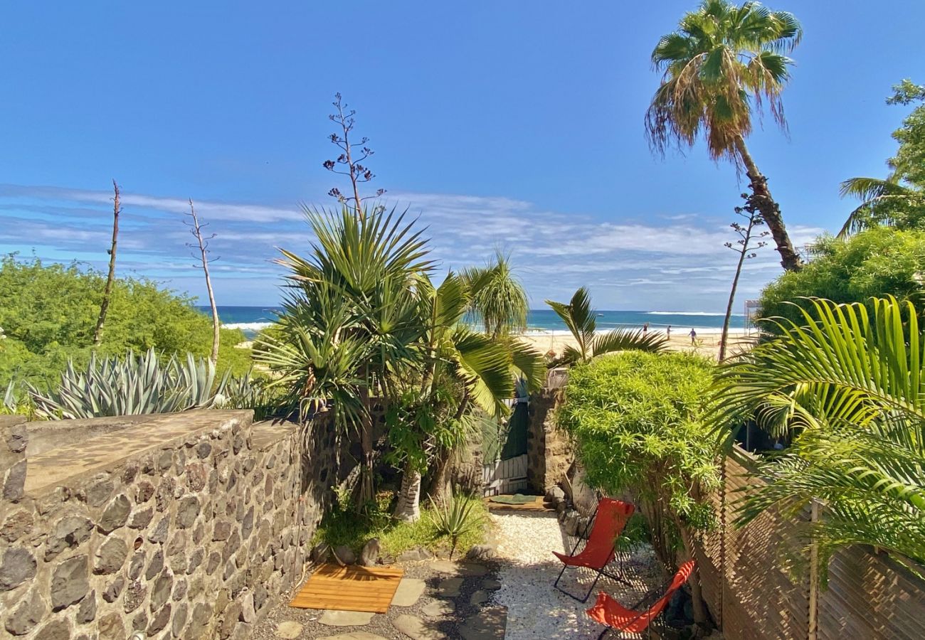 La terrasse de la villa Eden Beach devant la plage à la Réunion