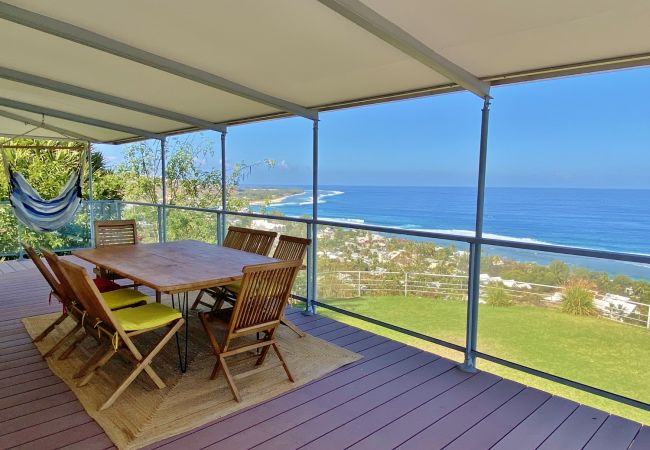 Une terrasse avec vue sur l'océan