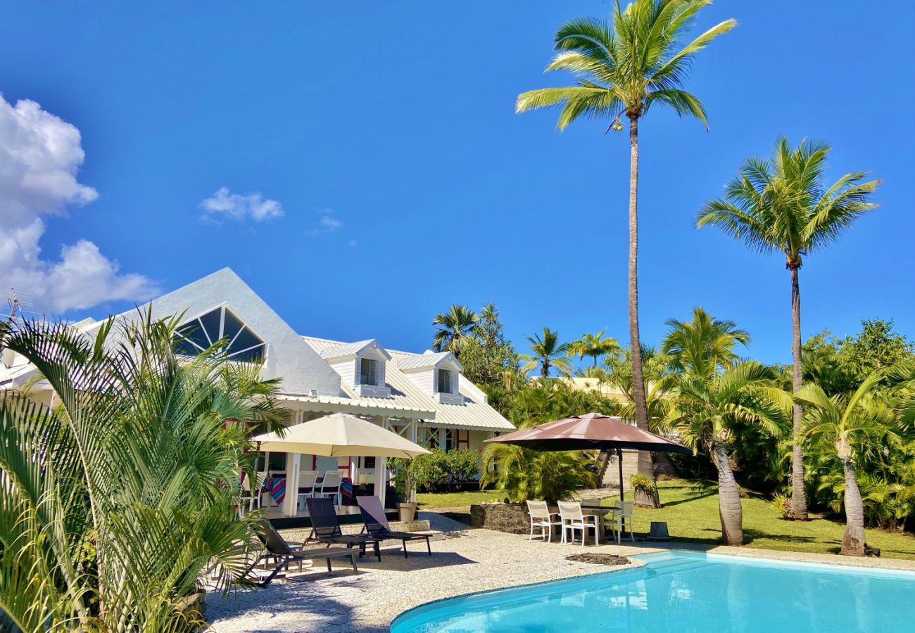 Maison de vacances avec piscine et jardin tropical