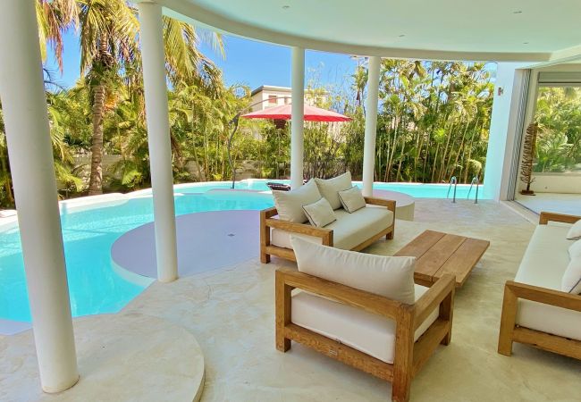 terrasse avec vue piscine et jardin