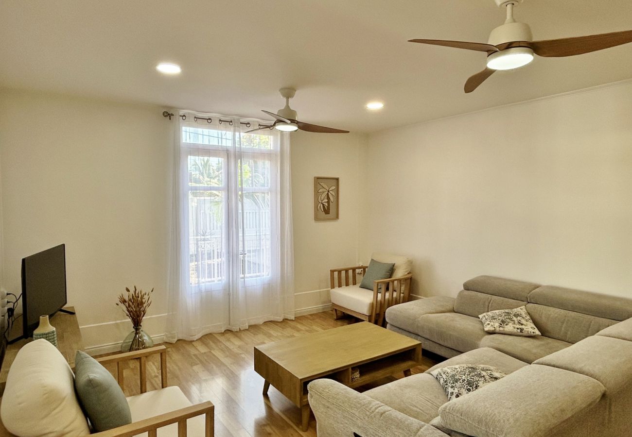 Salon avec TV de la villa sous les Palmes