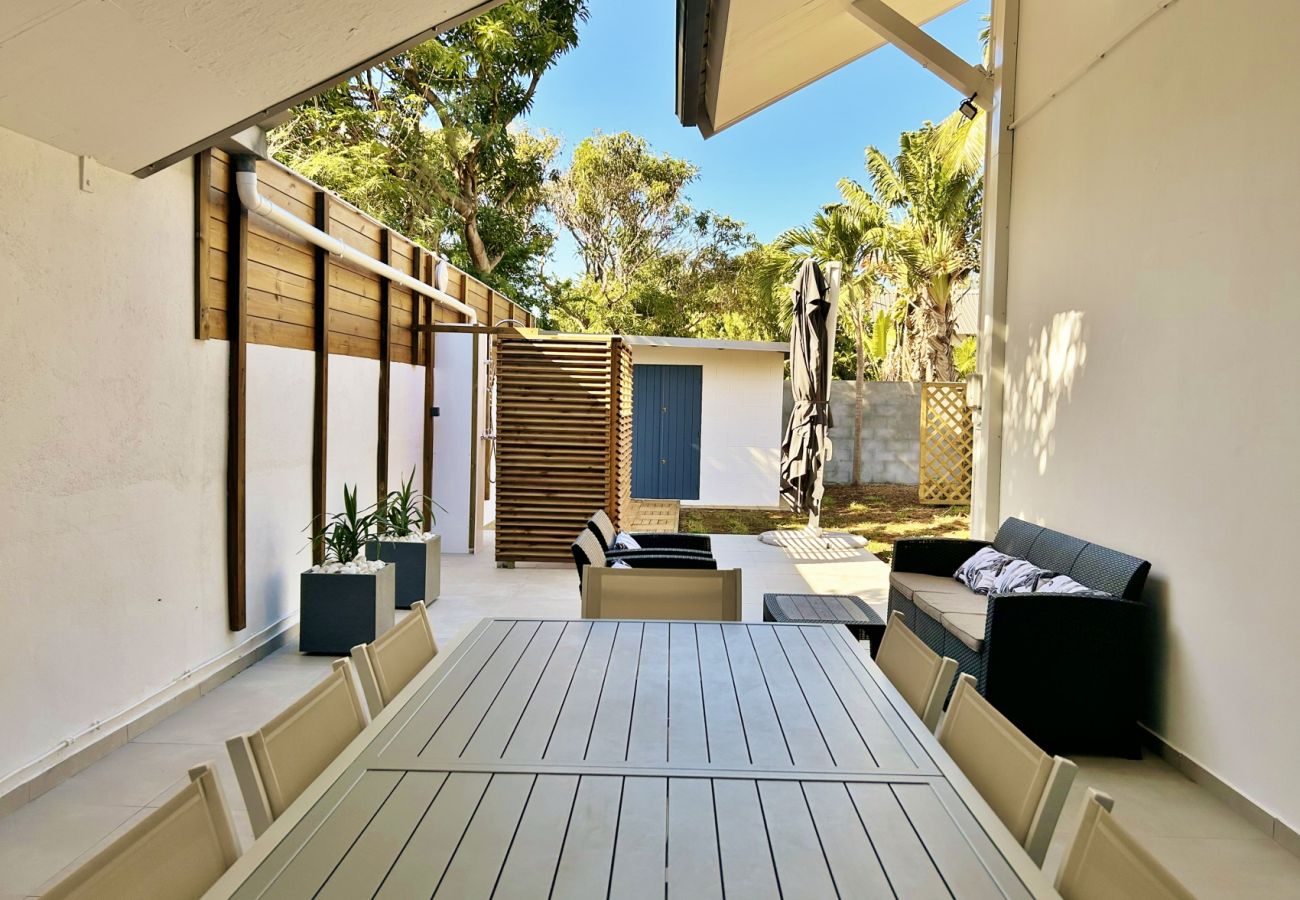 Terrasse couverte de la villa sous les Palmes
