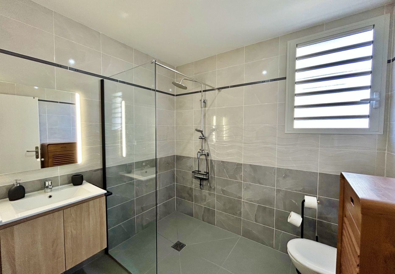 Salle de bains 1 avec douche et WC
