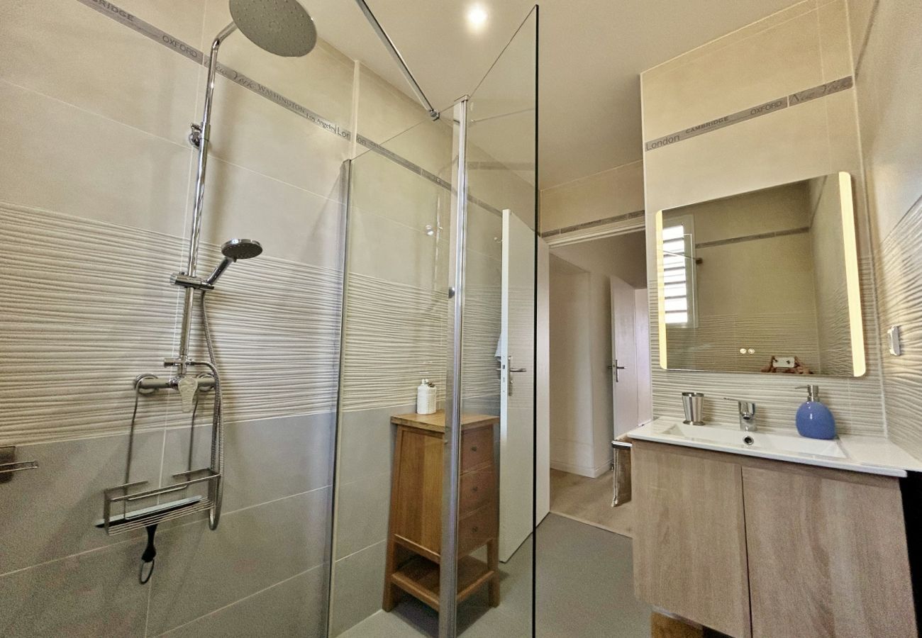 Salle de bains 2 avec douche