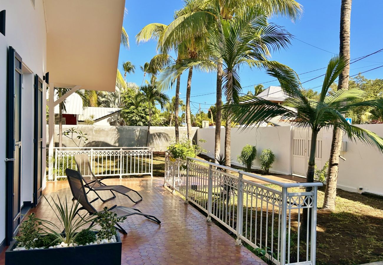 Terrasse avant avec portillon piéton et portail voiture