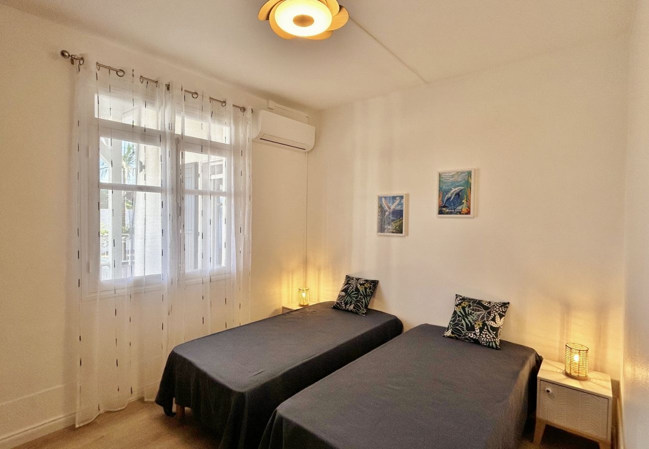 Chambre 3 climatisée avec 2 lits simples