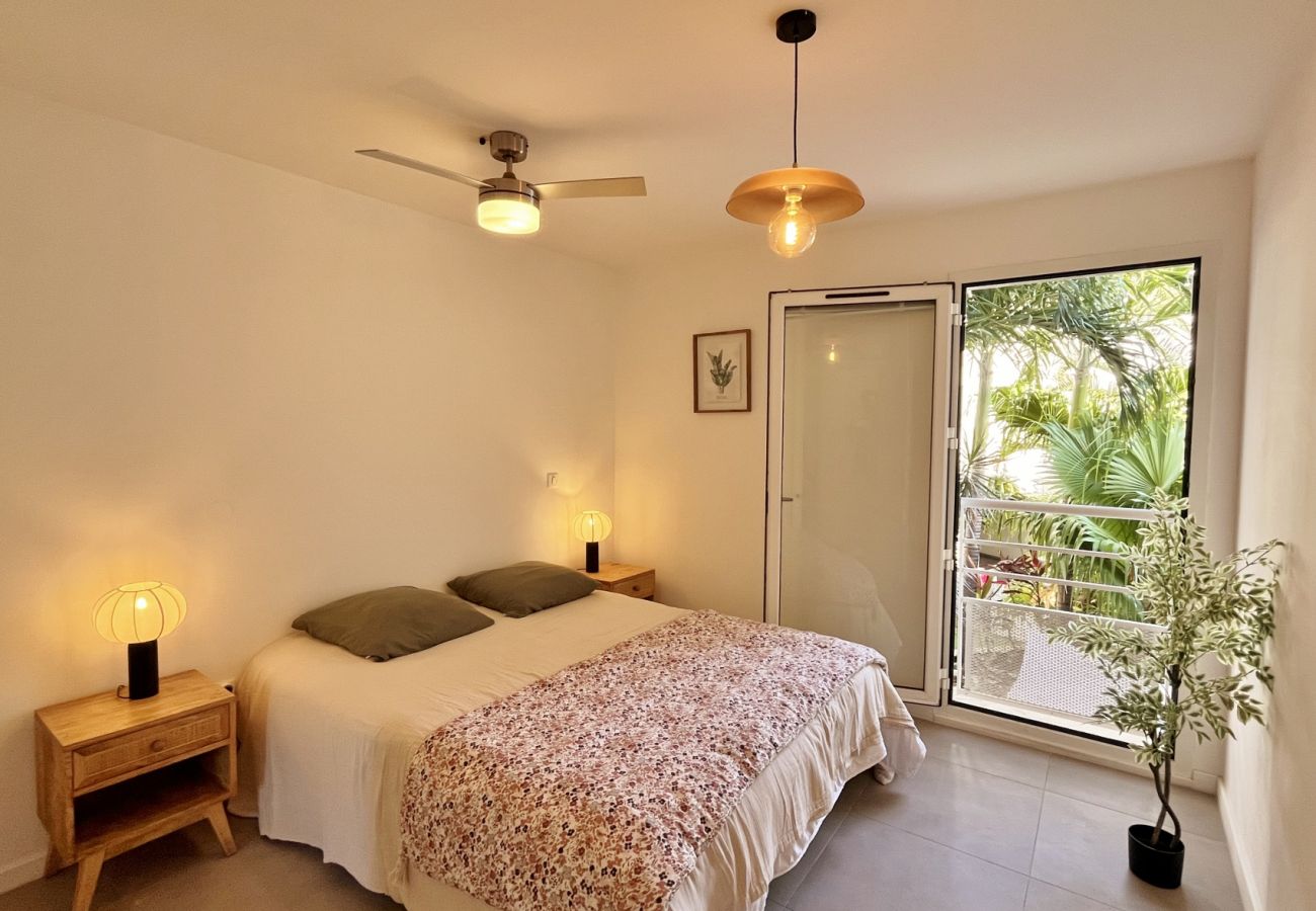 Chambre climatisée vue jardin location saisonnière Tropical Home