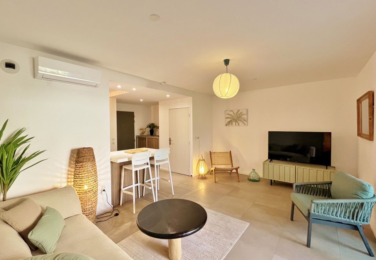 Salon climatisé avec TV appartement vacances Réunion