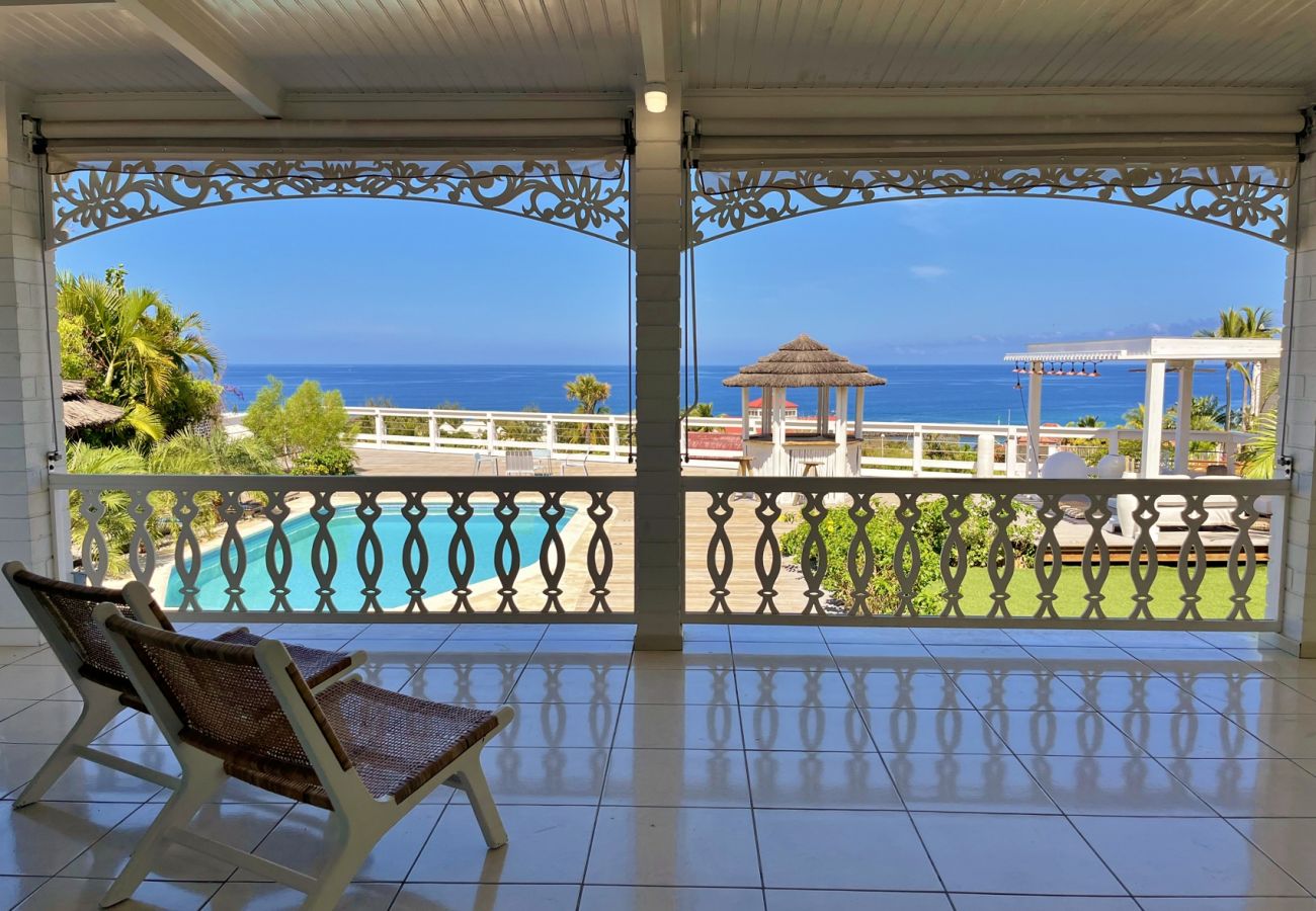 Terrasse extérieure spacieuse de la Villa Vénus à Saint-Gilles.