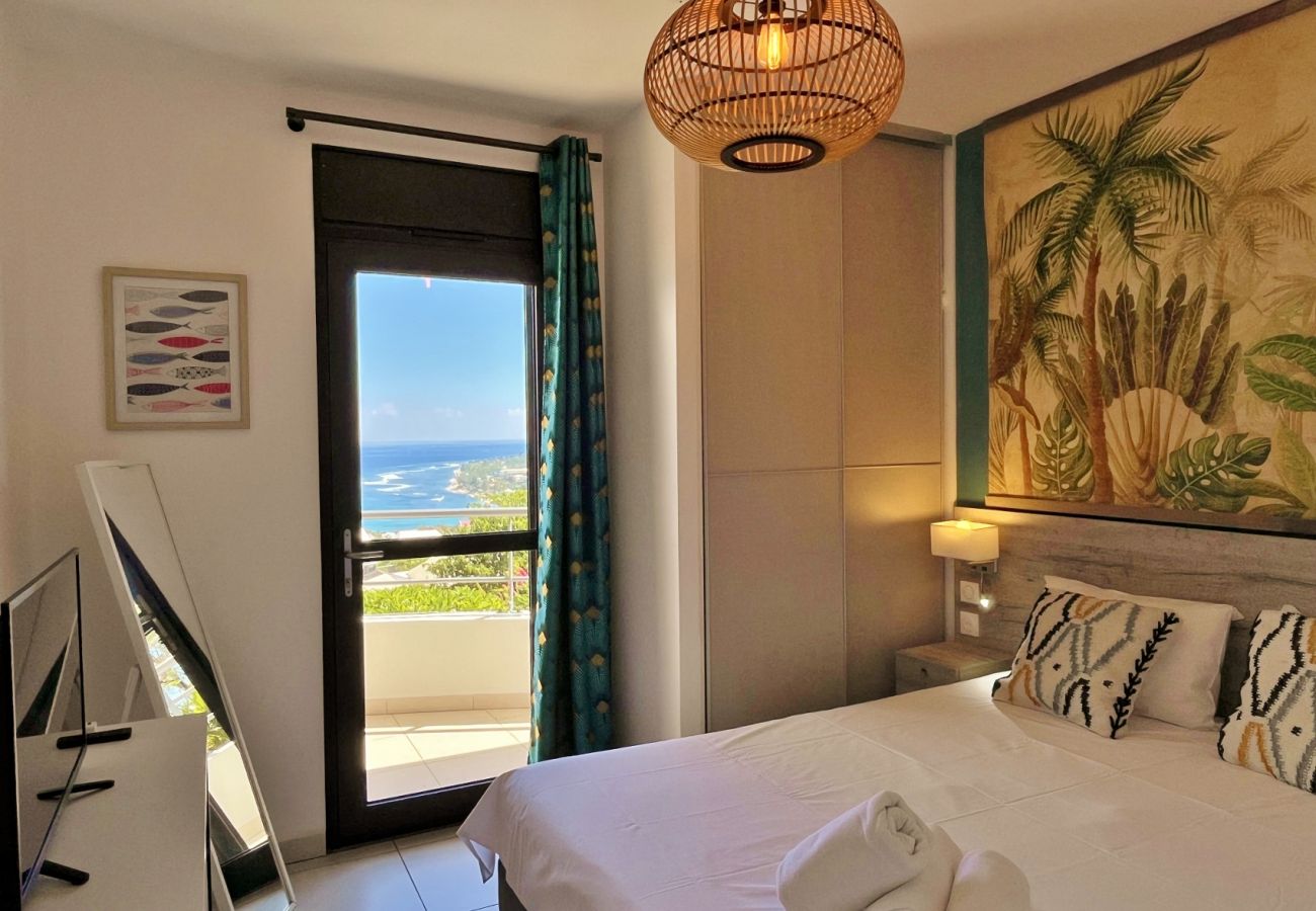 Chambre avec TV et vue mer appartement Saint-Gilles La Réunion