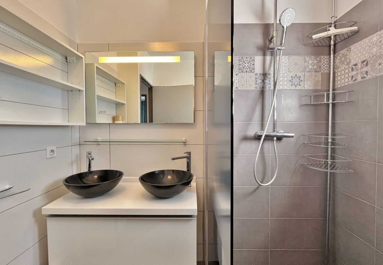 Salle de bain avec douche appartement Saint-Gilles La Réunion 974