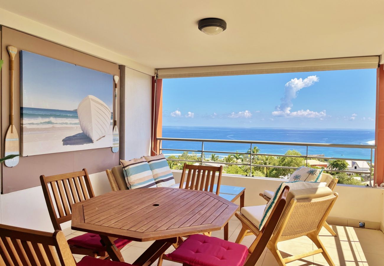 Table à manger appartement location saisonnière Saint-Gilles La Réunion