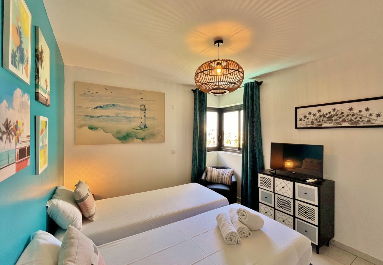 Chambre climatisée appartement location saisonnière Saint-Gilles La Réunion 974