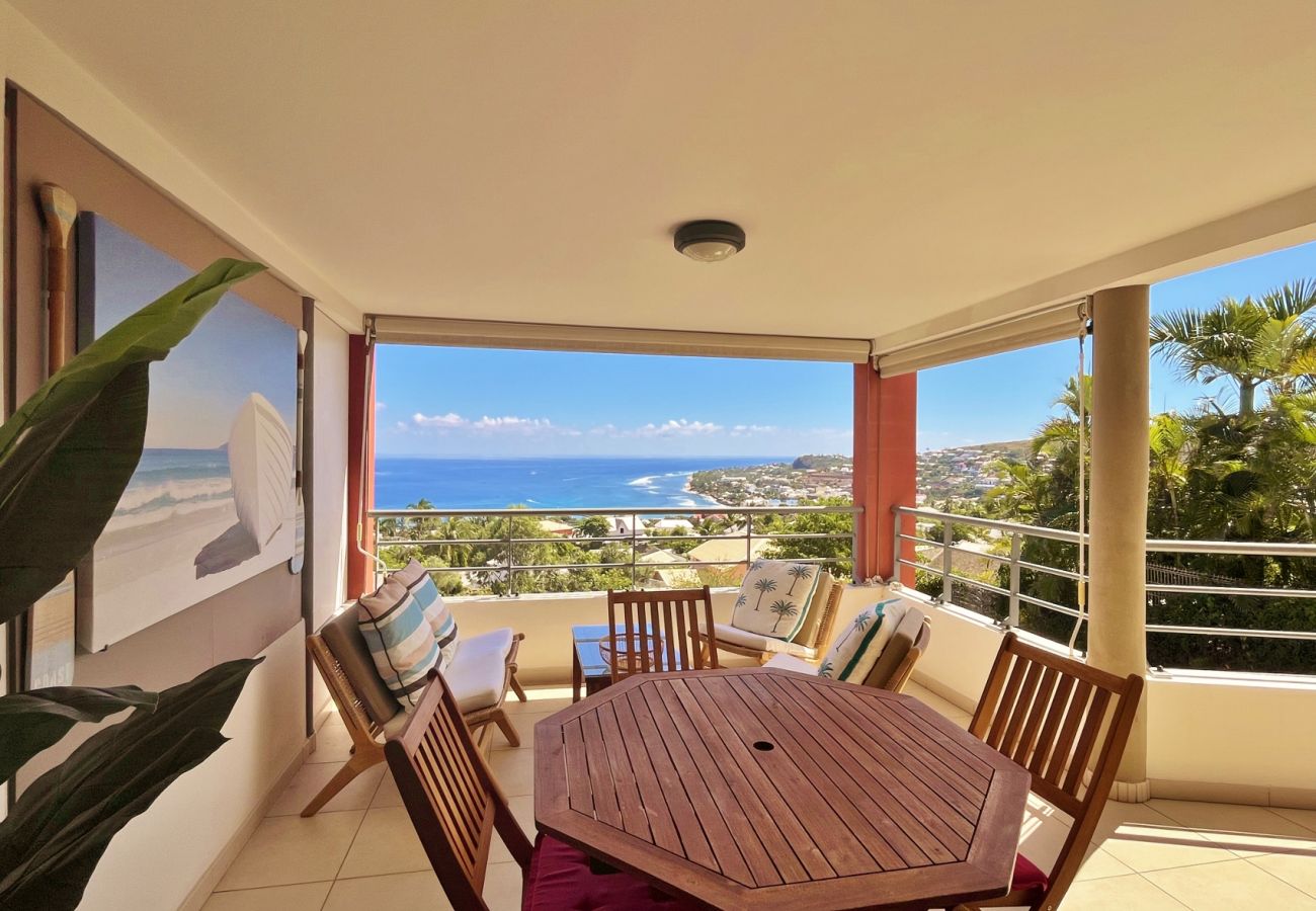 Terrasse avec table à manger appartement Saint-Gilles La Réunion