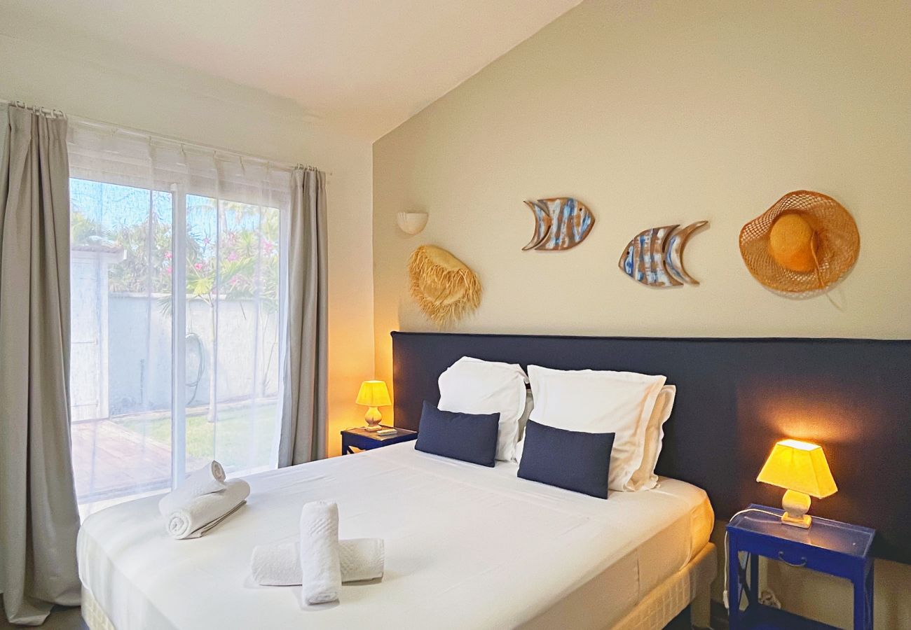 Chambre avec lit double Villa Kap Corail location vacances La Réunion
