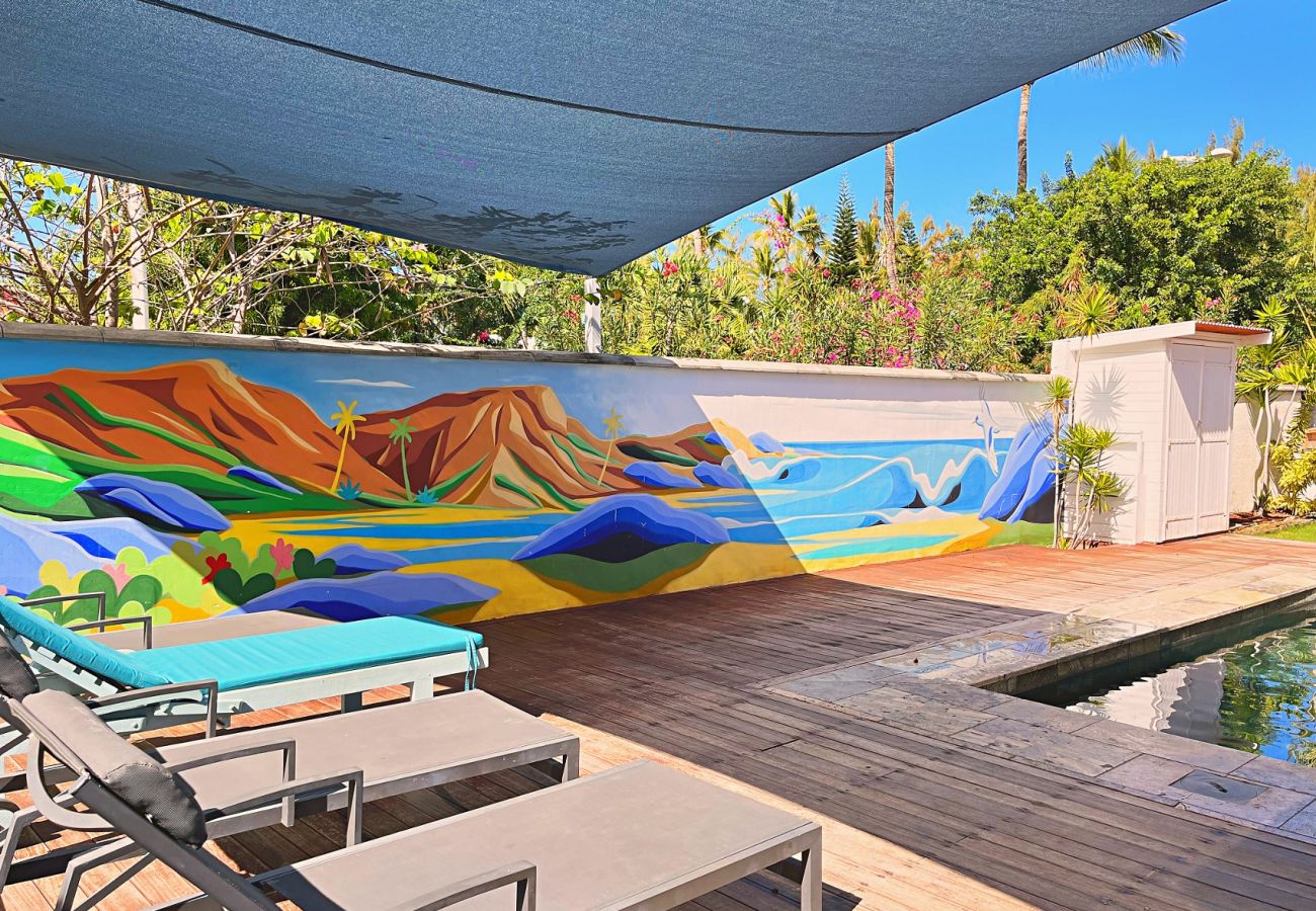 Piscine avec fresque de l'artiste Vaast Villa Kap Corail La Réunion 974