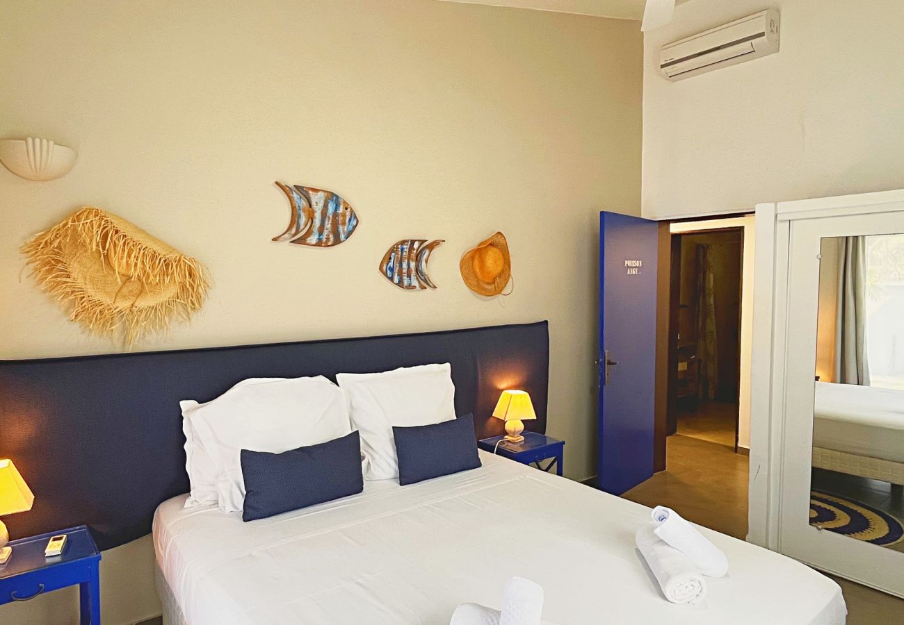 Chambre double décoration bleue Villa Kap Corail Saint-Gilles Réunion