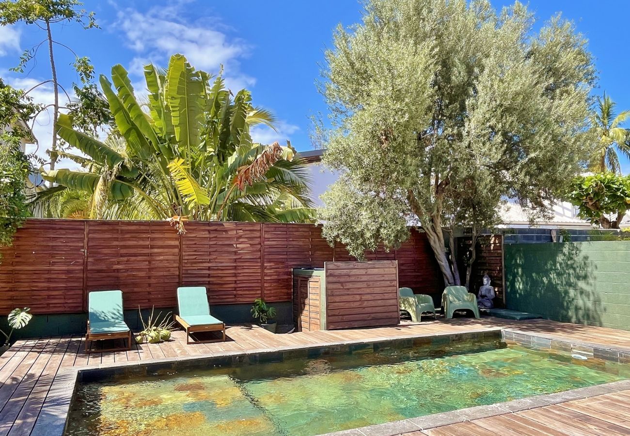 Piscine avec terrasse en bois et deux transats Villa des Parfums La Saline