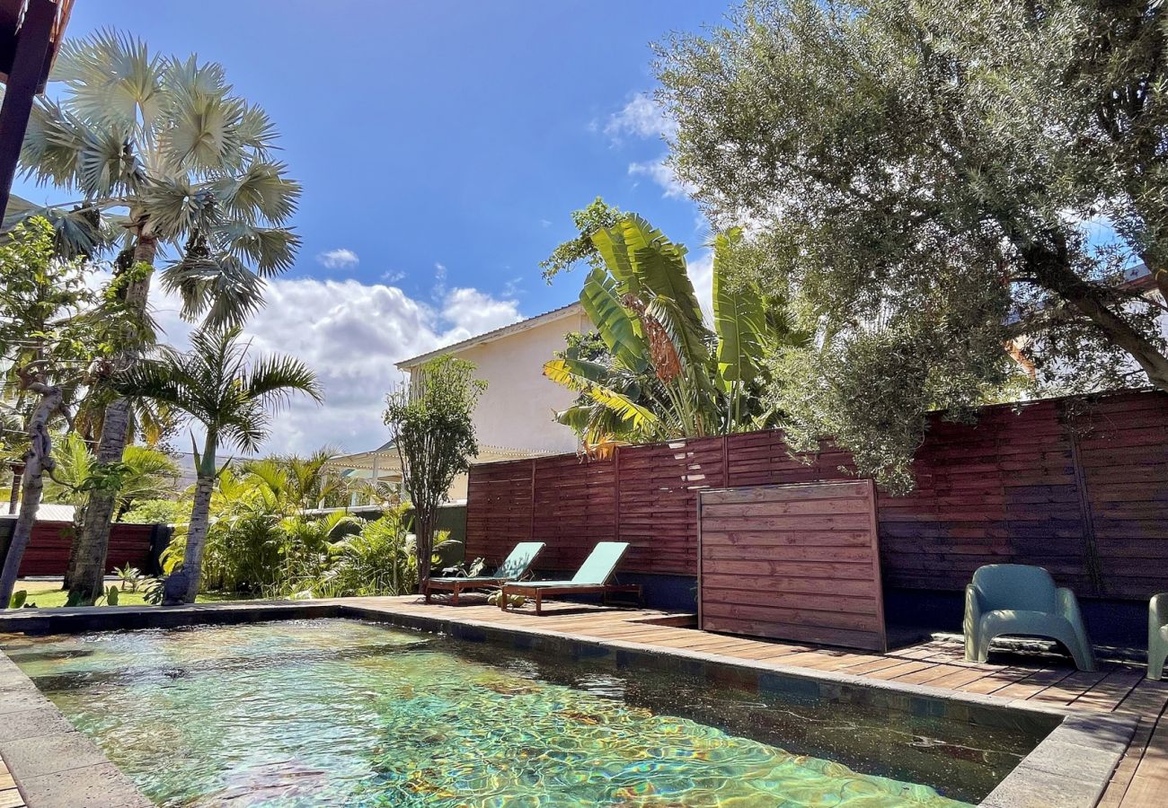 Jardin tropical arboré avec palmiers et piscine Villa des Parfums La Saline