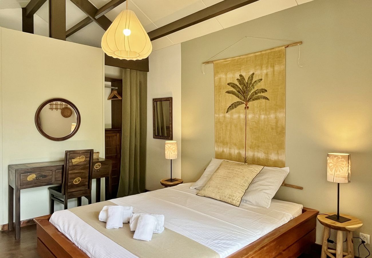 Chambre double de la dépendance avec décoration tropicale Villa des Parfums