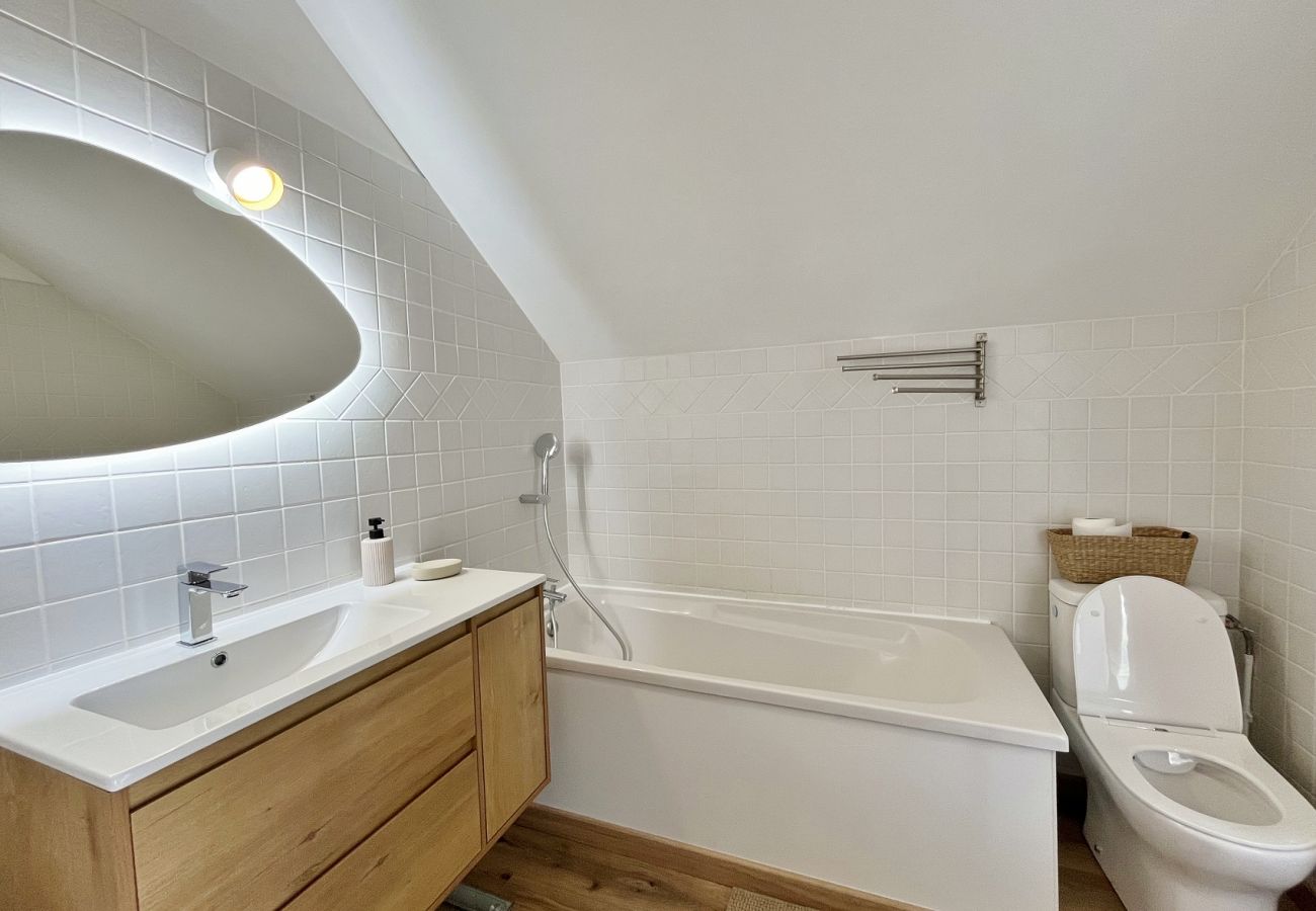 Salle de bains avec baignoire, vasque et WC Villa des Parfums