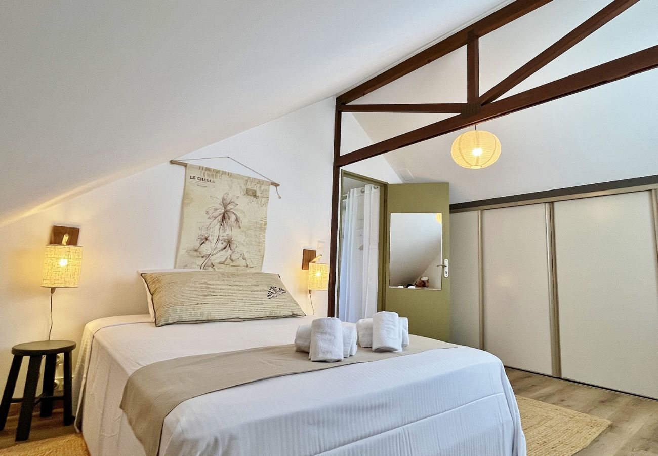 Chambre mansardée avec lit double et rangements Villa des Parfums