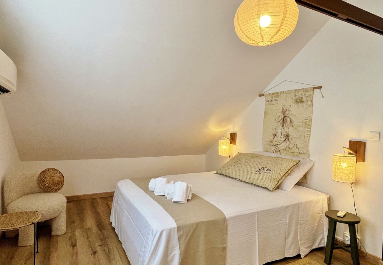 Chambre double sous les combles avec poutres apparentes Villa des Parfums